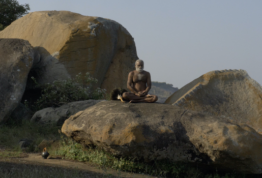 Szene aus dem religiösen Alltag: Jainistischer Mönch am Meditieren. Aus den Dokumentarfilmen der Ausstellung entnommen. © Green Barbet Ltd, Indien