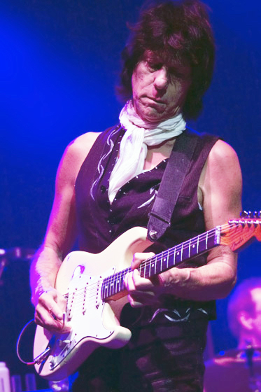 Jeff Beck, 2009 - Foto: Mandy Hall, https://www.flickr.com/photos/23141978@N00/3234120115 - Lizenz: https://creativecommons.org/licenses/by/2.0/deed.en - Datei: https://commons.wikimedia.org/wiki/File:Jeff_Beck.jpg 