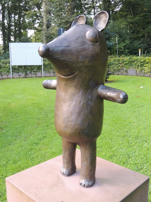 Von Isolde Schmitt-Menzel 2013 geschaffene Statue der Maus im Skulpturengarten des Gotischen Hauses in Bad Homburg - Foto: Urmelbeauftragter - Lizenz: https://creativecommons.org/licenses/by-sa/4.0/ - Datei: https://commons.wikimedia.org/wiki/File:Maus_Gotisches_Haus_Bad_Homburg_23092017.JPG 