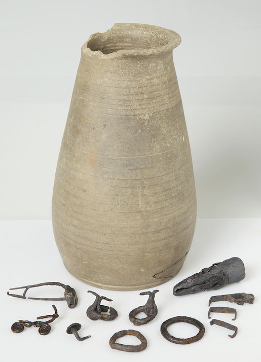 Urne funéraire en céramique et mobilier en fer associé. 2e s. avant J.-C. Photo A. Schneider, SMRA
