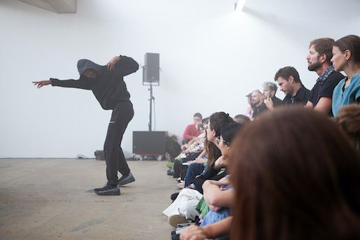 Tiran Willemse, "blackmilk", Performancepreis Schweiz 2023, Kunsthaus Baselland, Foto: Karin Salathé, https://www.kunsthausbaselland.ch/ausstellungen/performancepreis-schweiz-2023